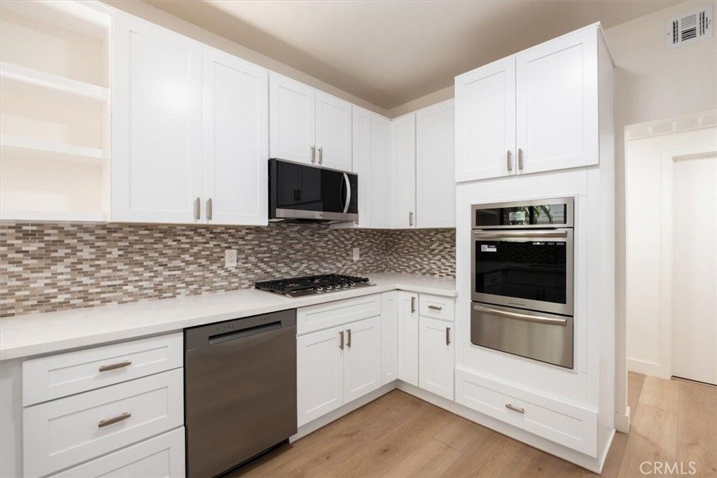 Image 8 of property listing at 14159 Dickens Street 110, Sherman Oaks, CA 91423