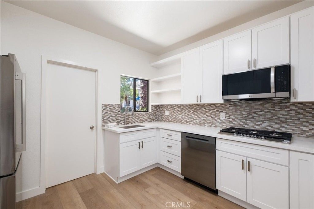 Image 9 of property listing at 14159 Dickens Street 110, Sherman Oaks, CA 91423