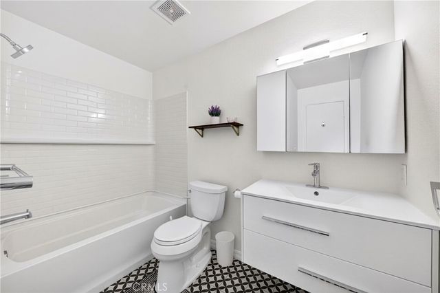 15020 Victory Boulevard 104, Van Nuys, CA 91411
