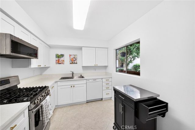 15020 Victory Boulevard 104, Van Nuys, CA 91411