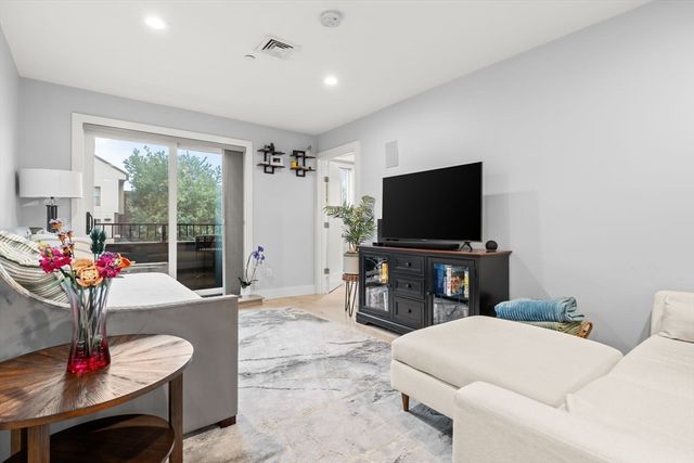 150 W Broadway 203, Boston, MA 02127