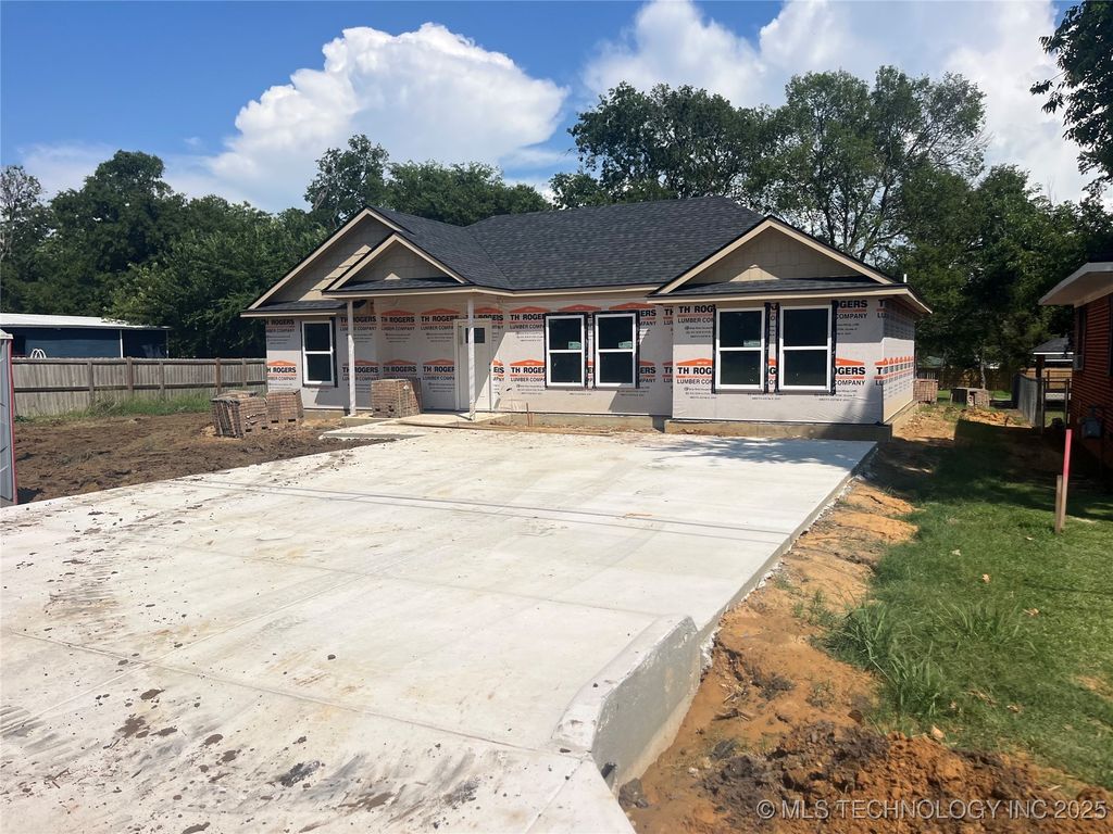 607 S 3rd Street, Calera, OK 74730
