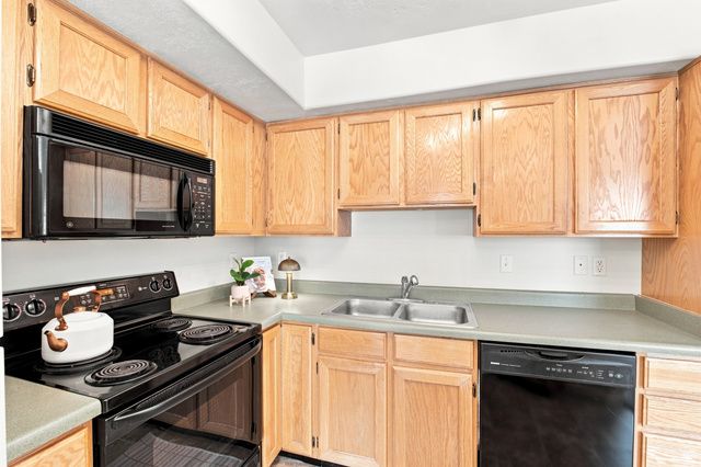 6983 S UFIZZI CT, West Jordan, UT 84084