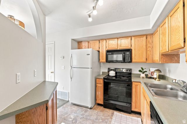 6983 S UFIZZI CT, West Jordan, UT 84084