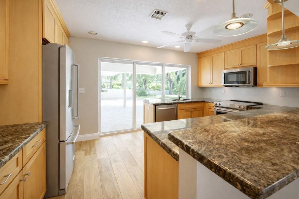 Image 11 of property listing at 100 SW 8th Avenue, Boca Raton, FL 33486