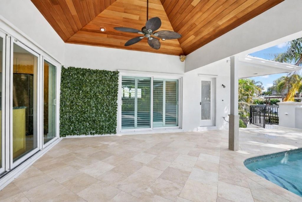 Image 25 of property listing at 100 SW 8th Avenue, Boca Raton, FL 33486
