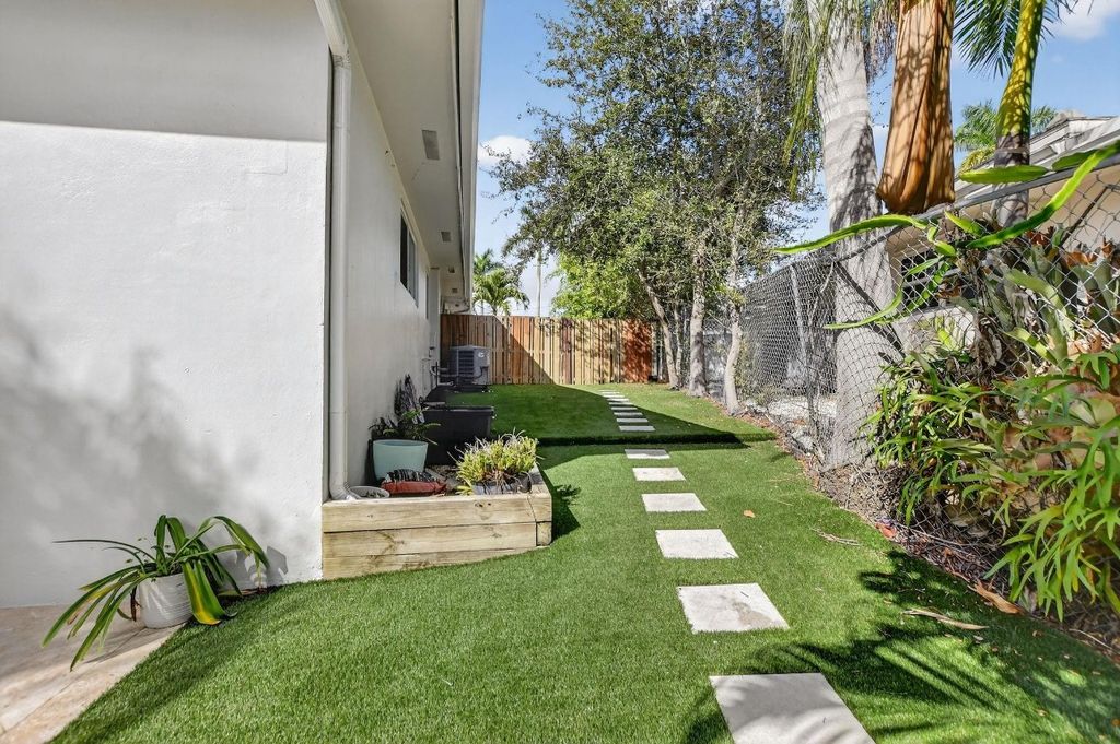 Image 29 of property listing at 100 SW 8th Avenue, Boca Raton, FL 33486