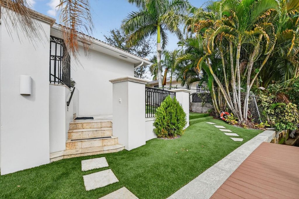 Image 34 of property listing at 100 SW 8th Avenue, Boca Raton, FL 33486