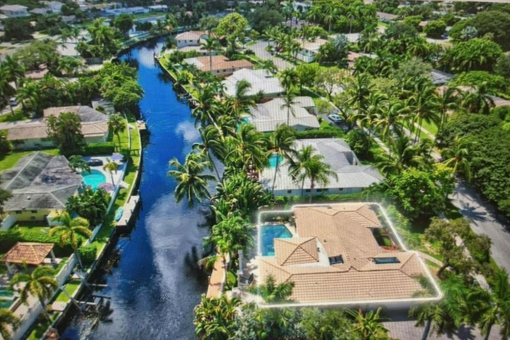 Image 36 of property listing at 100 SW 8th Avenue, Boca Raton, FL 33486