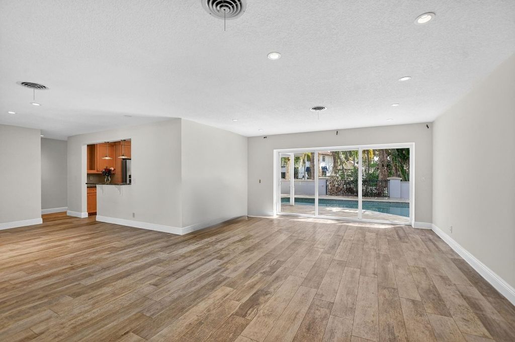 Image 6 of property listing at 100 SW 8th Avenue, Boca Raton, FL 33486