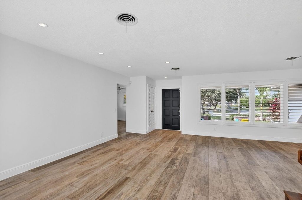 Image 9 of property listing at 100 SW 8th Avenue, Boca Raton, FL 33486