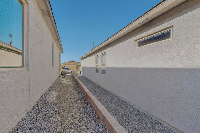 10650 Valedon Lane SW, Albuquerque, NM 87121