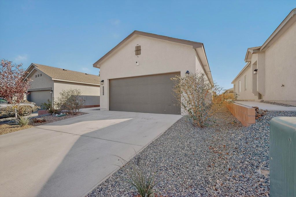 Image 12 of property listing at 10650 Valedon Lane SW, Albuquerque, NM 87121