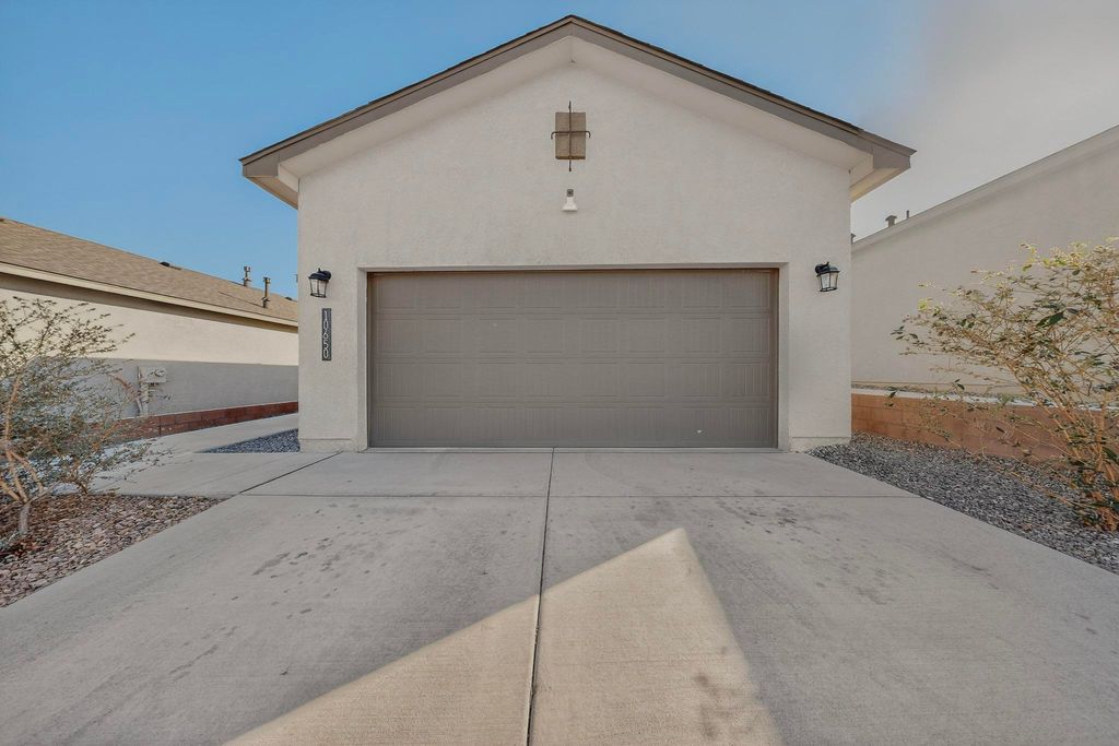 Image 13 of property listing at 10650 Valedon Lane SW, Albuquerque, NM 87121