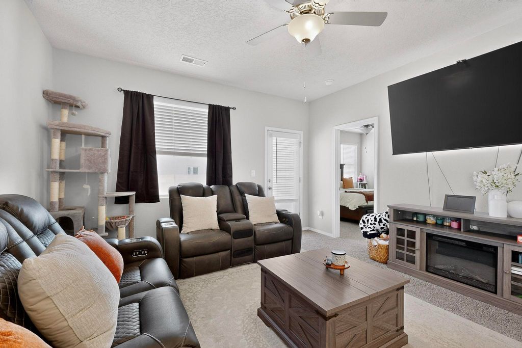 Image 14 of property listing at 10650 Valedon Lane SW, Albuquerque, NM 87121