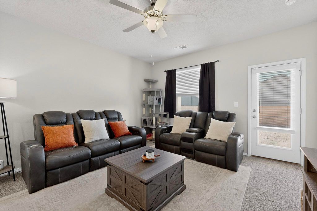 Image 15 of property listing at 10650 Valedon Lane SW, Albuquerque, NM 87121