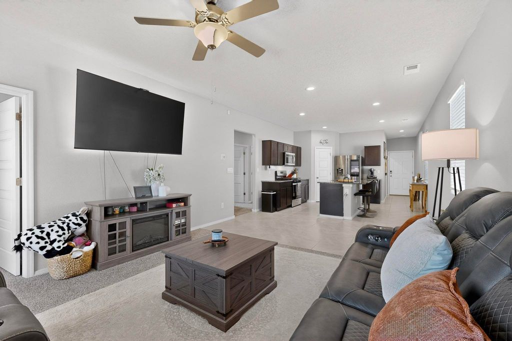 Image 16 of property listing at 10650 Valedon Lane SW, Albuquerque, NM 87121