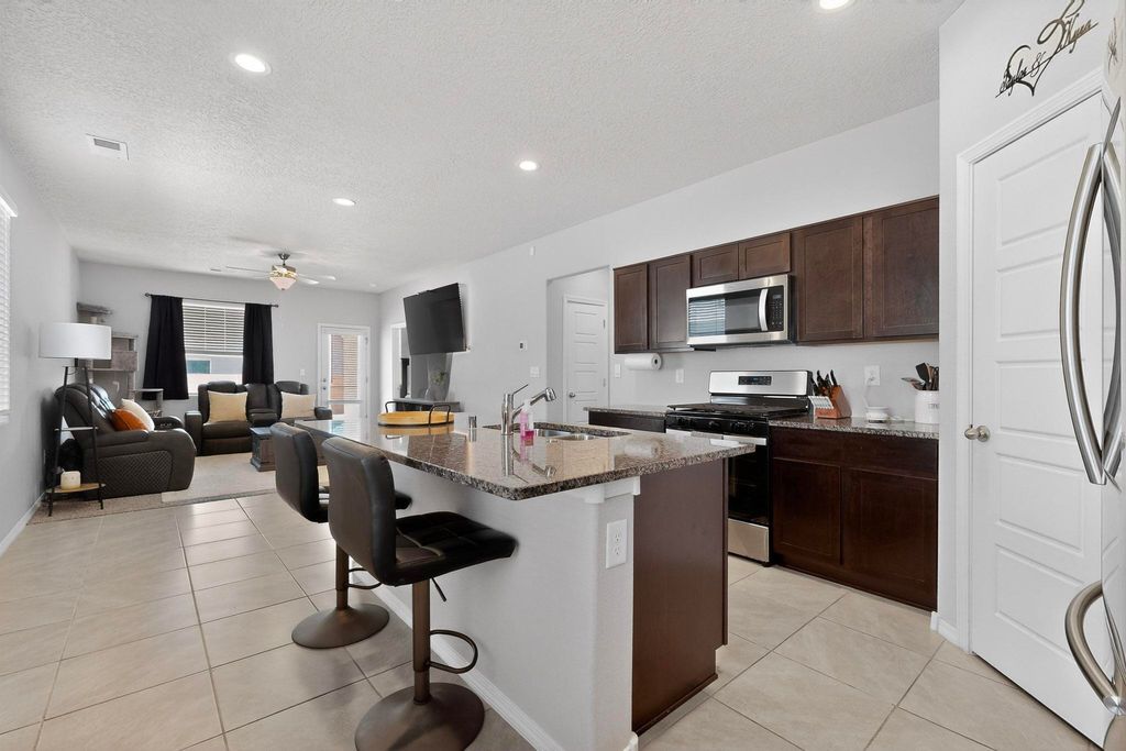 Image 19 of property listing at 10650 Valedon Lane SW, Albuquerque, NM 87121