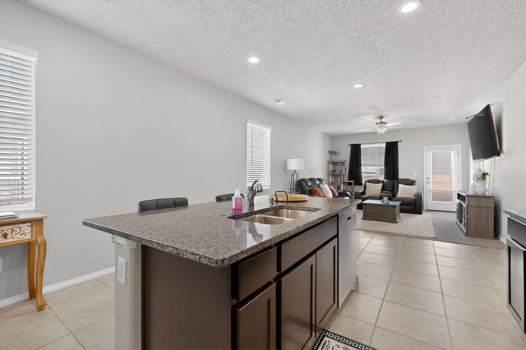 Image 20 of property listing at 10650 Valedon Lane SW, Albuquerque, NM 87121