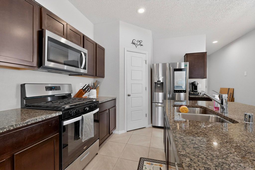 Image 22 of property listing at 10650 Valedon Lane SW, Albuquerque, NM 87121