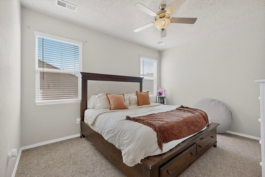 Image 25 of property listing at 10650 Valedon Lane SW, Albuquerque, NM 87121