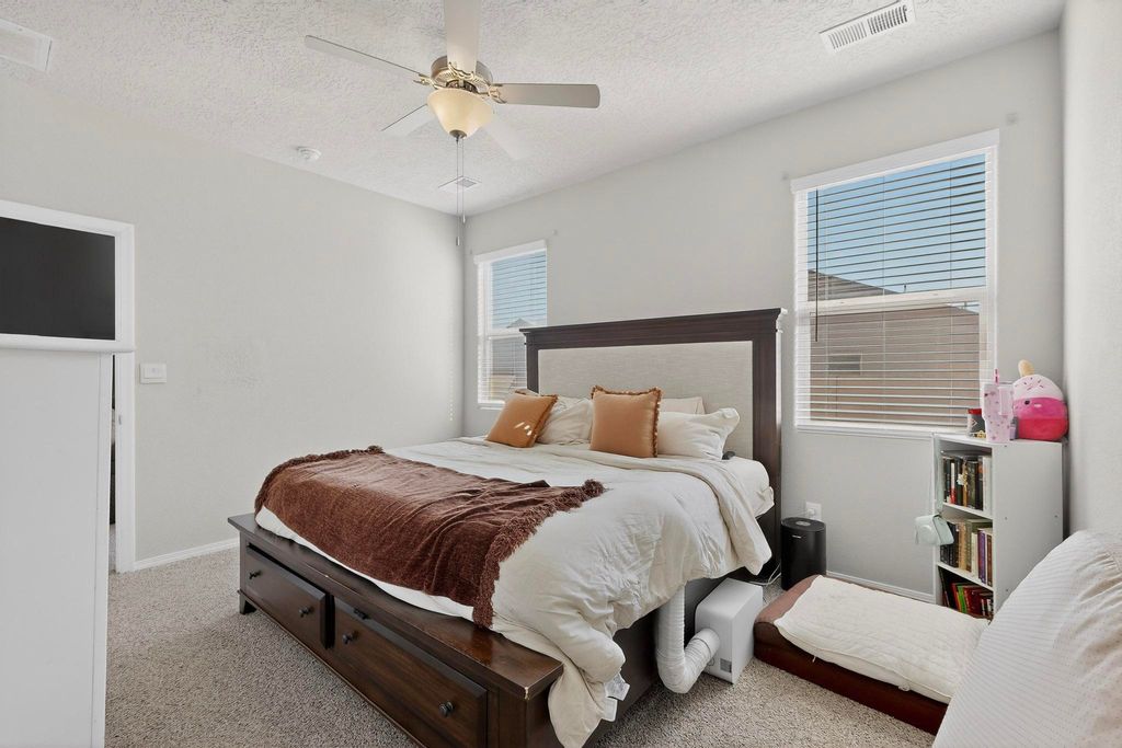 Image 26 of property listing at 10650 Valedon Lane SW, Albuquerque, NM 87121