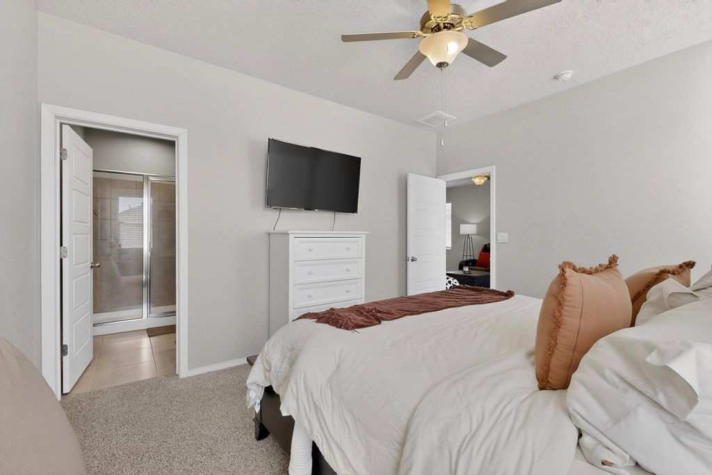 Image 27 of property listing at 10650 Valedon Lane SW, Albuquerque, NM 87121