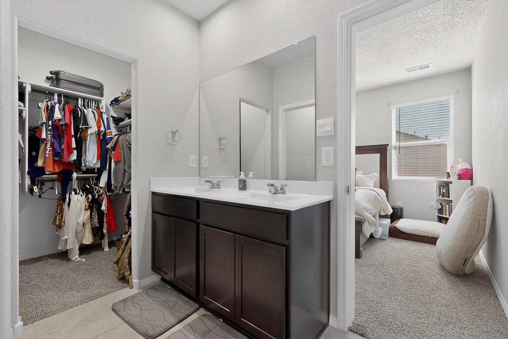 Image 29 of property listing at 10650 Valedon Lane SW, Albuquerque, NM 87121