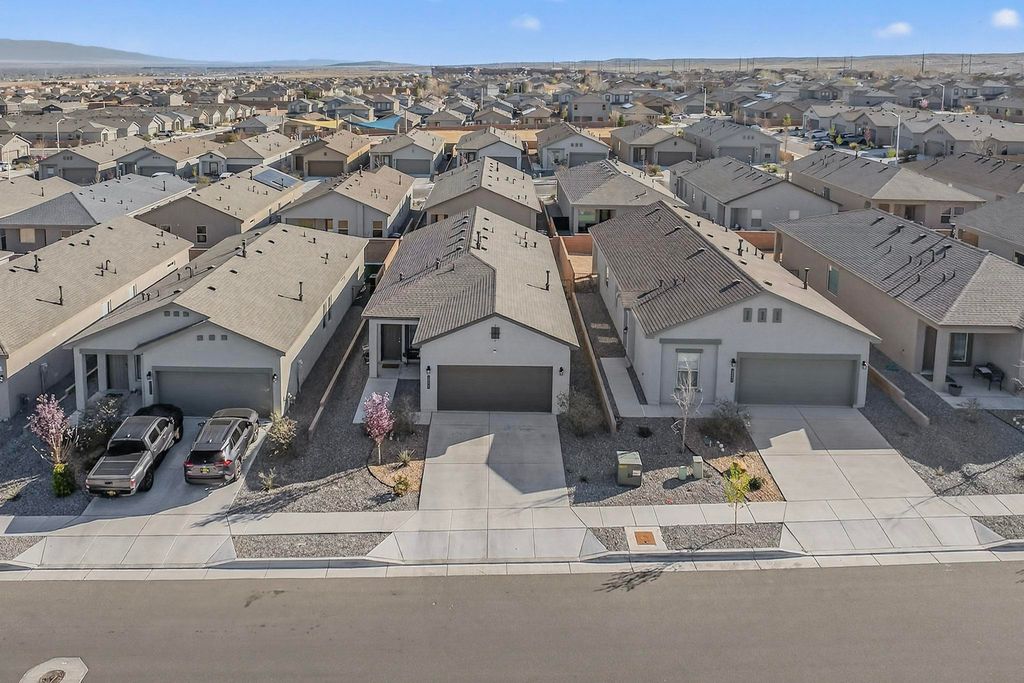 Image 3 of property listing at 10650 Valedon Lane SW, Albuquerque, NM 87121