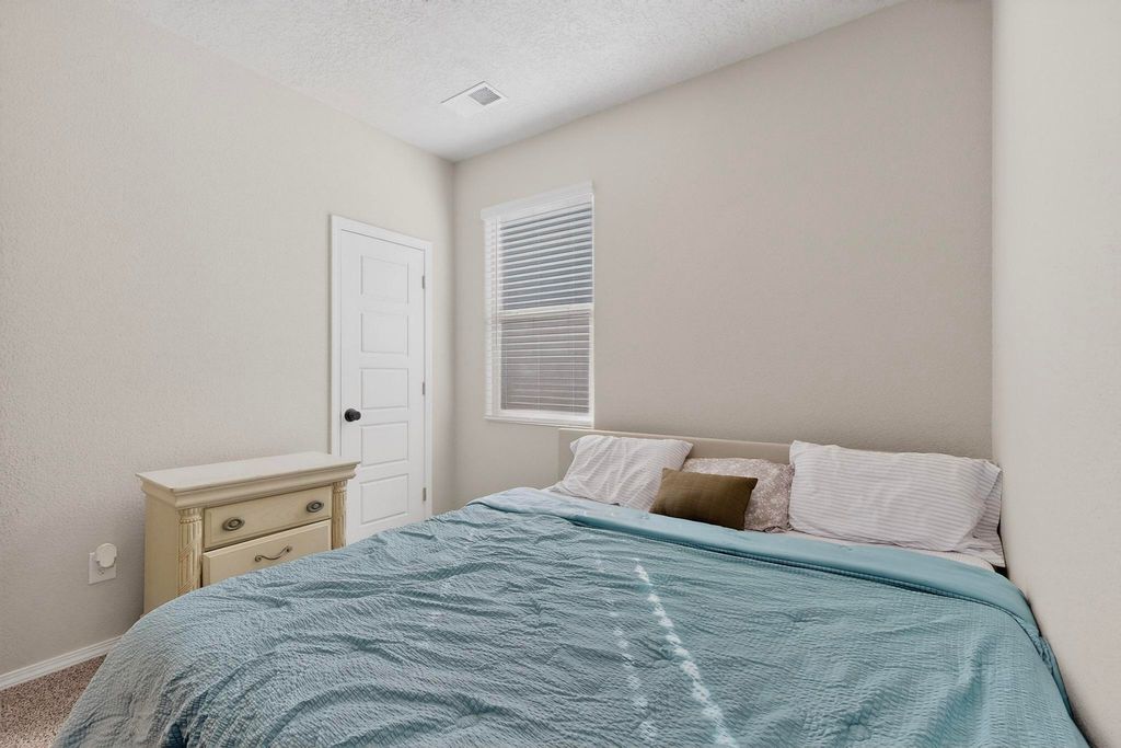 Image 32 of property listing at 10650 Valedon Lane SW, Albuquerque, NM 87121