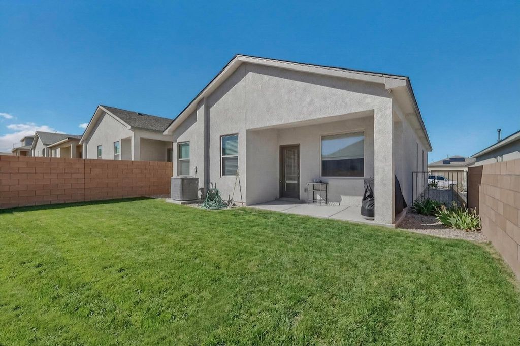 Image 39 of property listing at 10650 Valedon Lane SW, Albuquerque, NM 87121