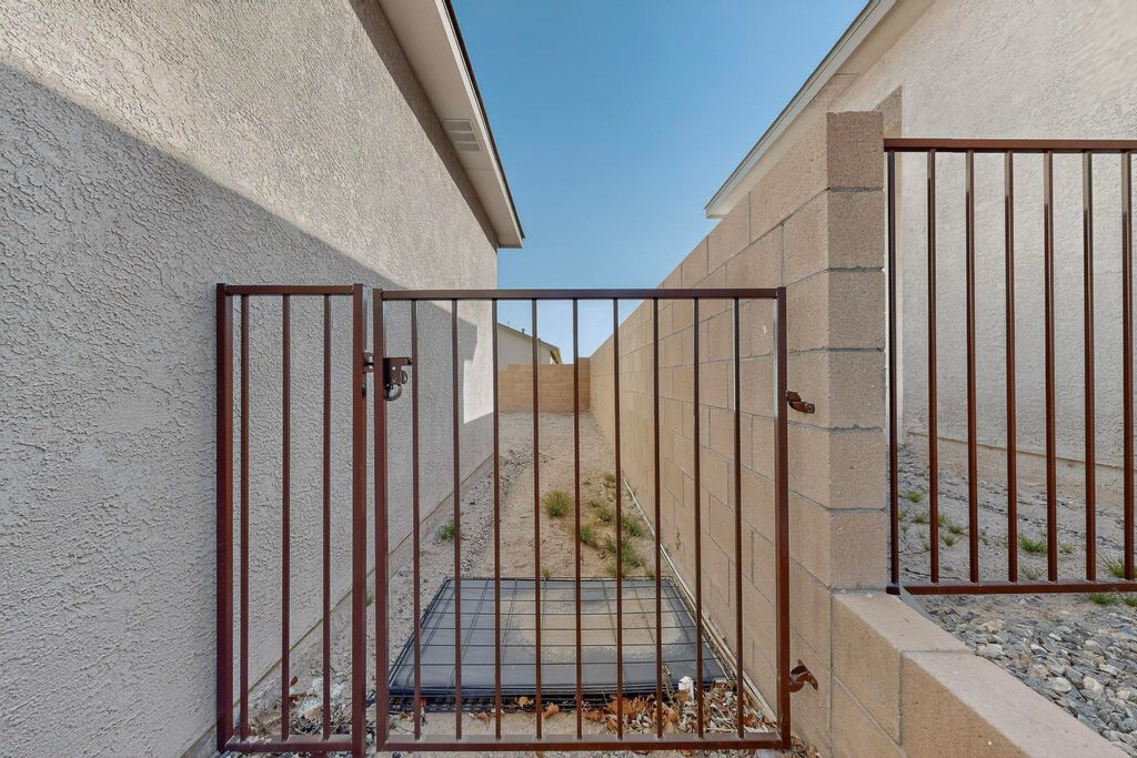 Image 42 of property listing at 10650 Valedon Lane SW, Albuquerque, NM 87121