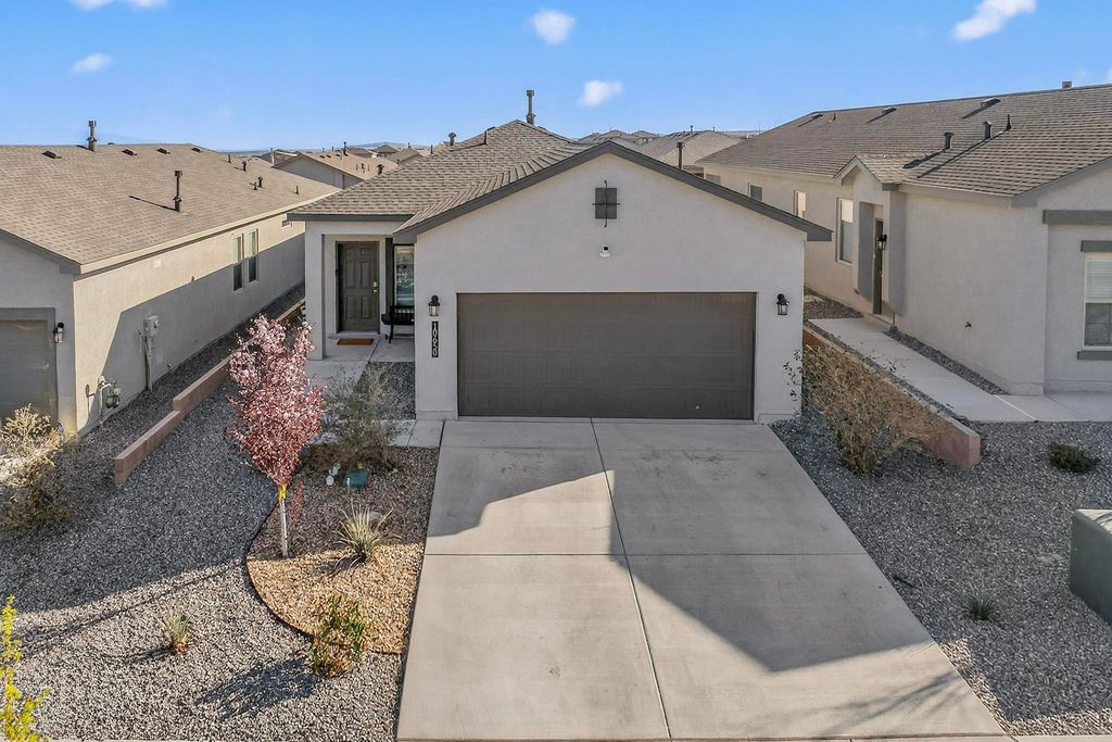 Image 5 of property listing at 10650 Valedon Lane SW, Albuquerque, NM 87121