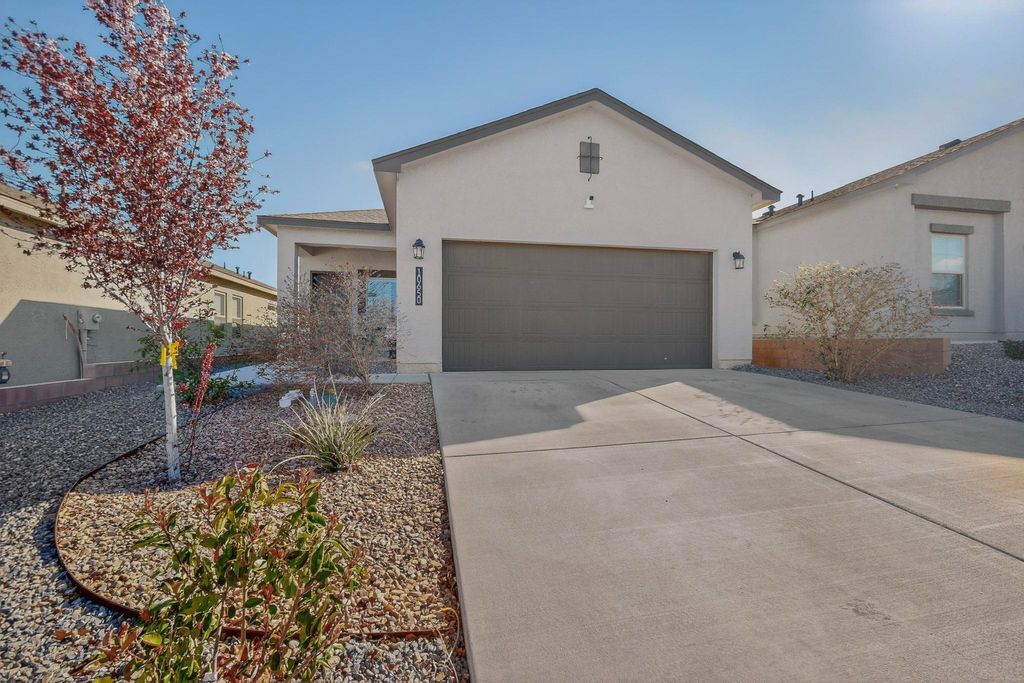 Image 8 of property listing at 10650 Valedon Lane SW, Albuquerque, NM 87121