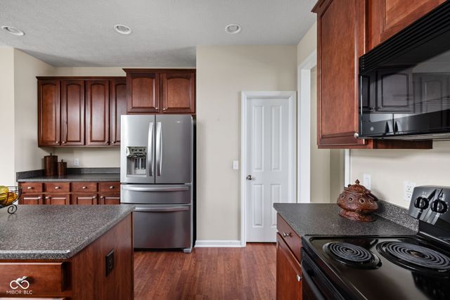 6801 Woodhaven Place, Zionsville, IN 46077