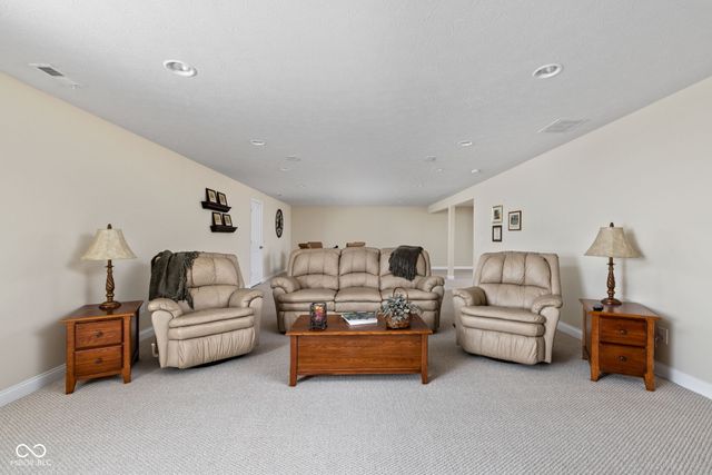 6801 Woodhaven Place, Zionsville, IN 46077