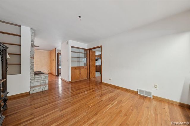 21697 Mcclung Avenue, Southfield, MI 48075