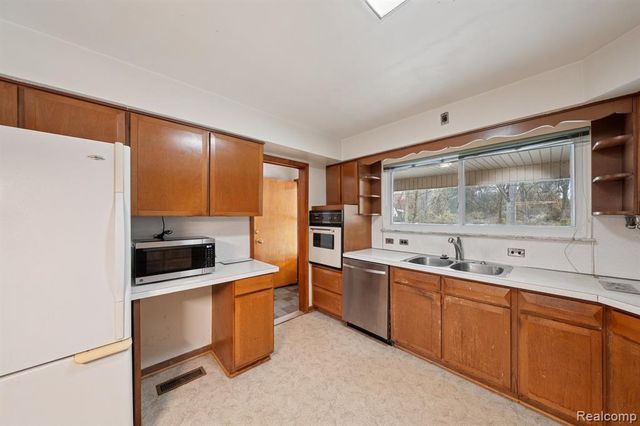 21697 Mcclung Avenue, Southfield, MI 48075