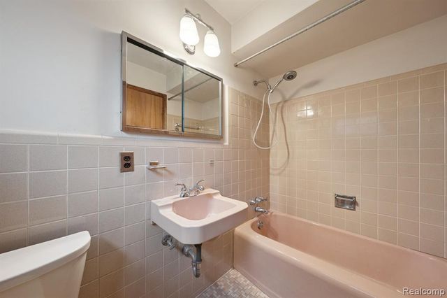 21697 Mcclung Avenue, Southfield, MI 48075