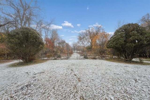 21697 Mcclung Avenue, Southfield, MI 48075