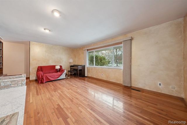 21697 Mcclung Avenue, Southfield, MI 48075