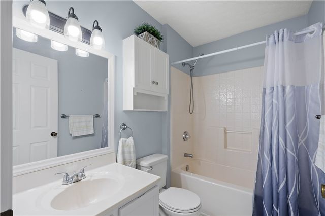 410 Suncrest Dr, Cranberry Twp, PA 16066