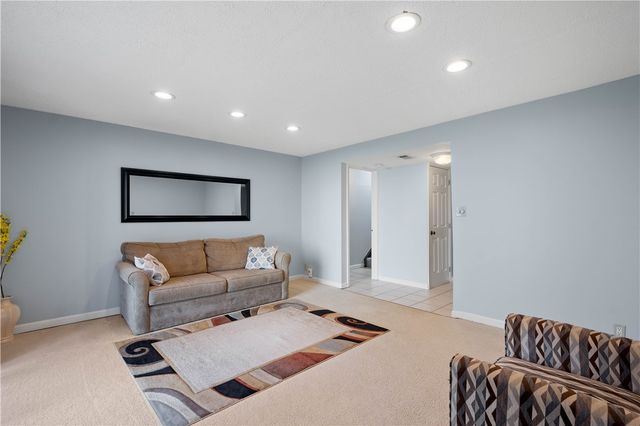 410 Suncrest Dr, Cranberry Twp, PA 16066