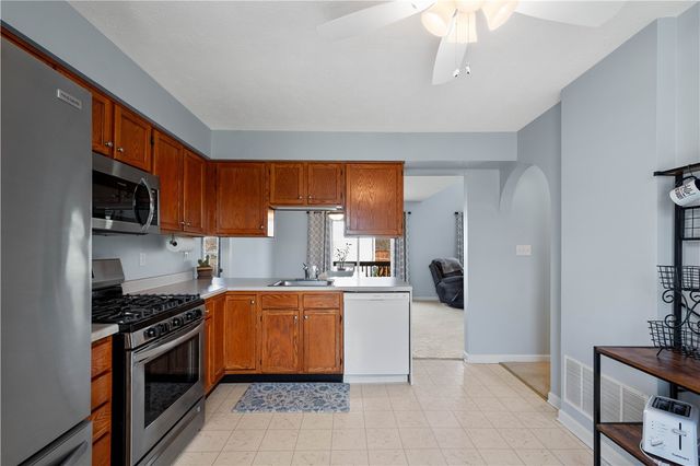 410 Suncrest Dr, Cranberry Twp, PA 16066