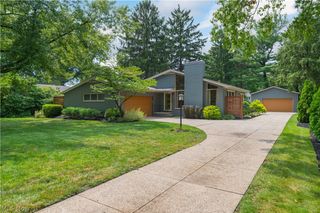 374 Bradley Road, Bay Village, OH 44140