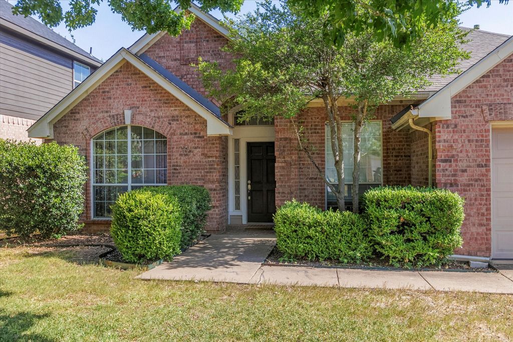 6951 Briarwood Drive, Fort Worth, TX 76132