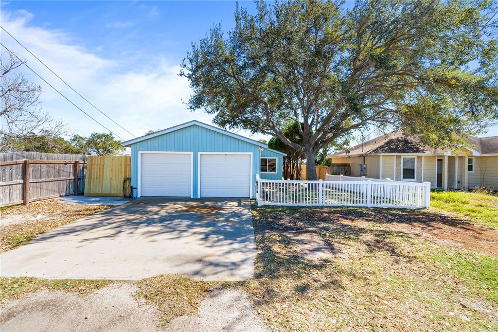 2001 Sunnycrest St, Corpus Christi, TX 78418