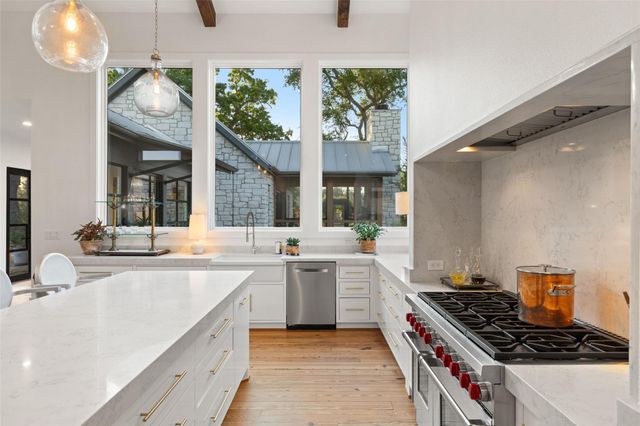 599 Dario DR, Dripping Springs, TX 78620