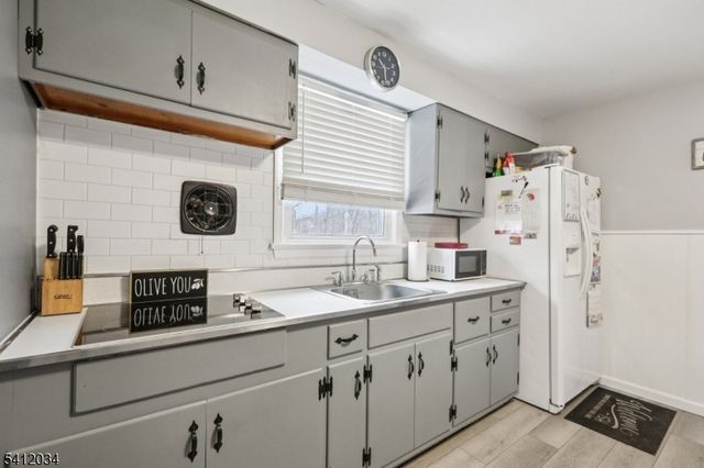 86 Kakeout Rd, Butler Boro, NJ 07405