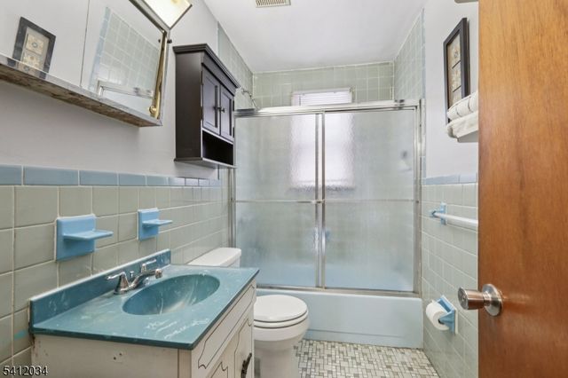 86 Kakeout Rd, Butler Boro, NJ 07405